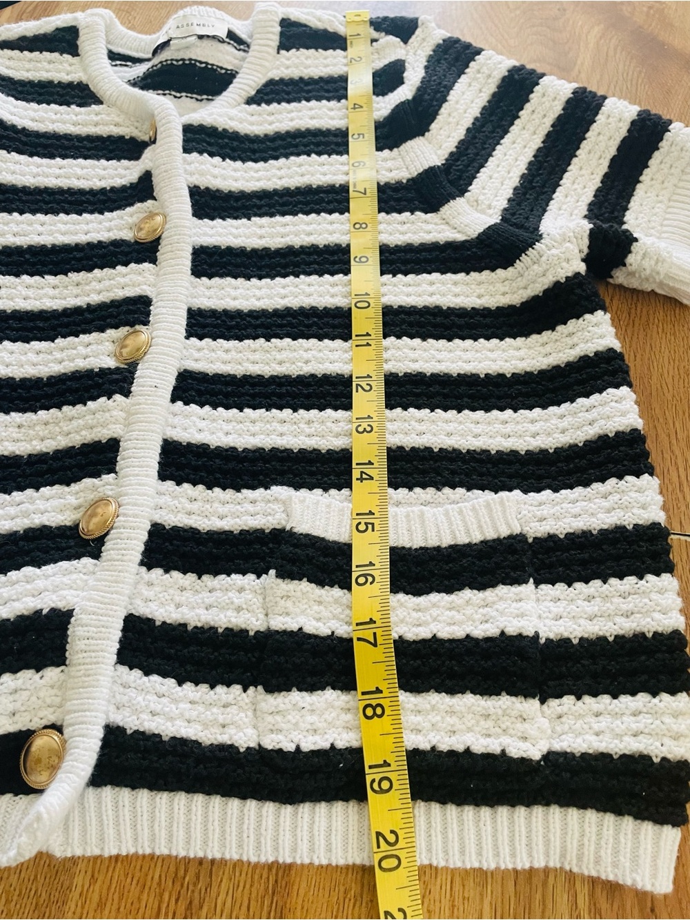Striped Short-Sleeve Knit Cardigan - Black & White
63% cotton 
37%polyester - Picture 9 of 9